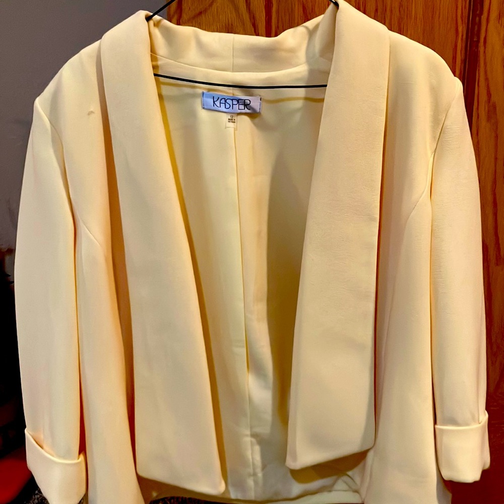 Kasper size 12 blazer. Fits size 10-12. Baby yellow. Great condition, like new